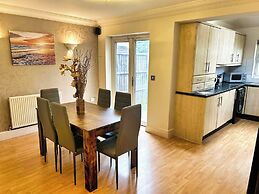 3 Bed Semi - Sleeps 5 - Parking - Pets - Garden