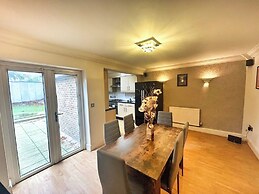 3 Bed Semi - Sleeps 5 - Parking - Pets - Garden
