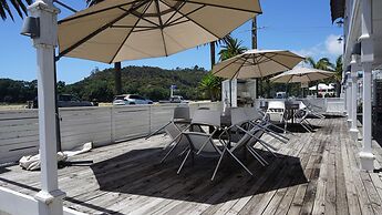Nana Glad's Beach Front Accommodation