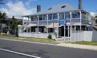 Nana Glad's Beach Front Accommodation