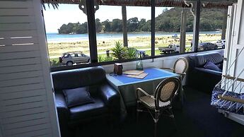 Nana Glad's Beach Front Accommodation