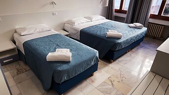 M9 REST HOUSE VENICE