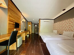 The Hub Erawan Resort