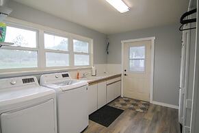 Fish Hatchery Ranch w/ Furnished Patio
