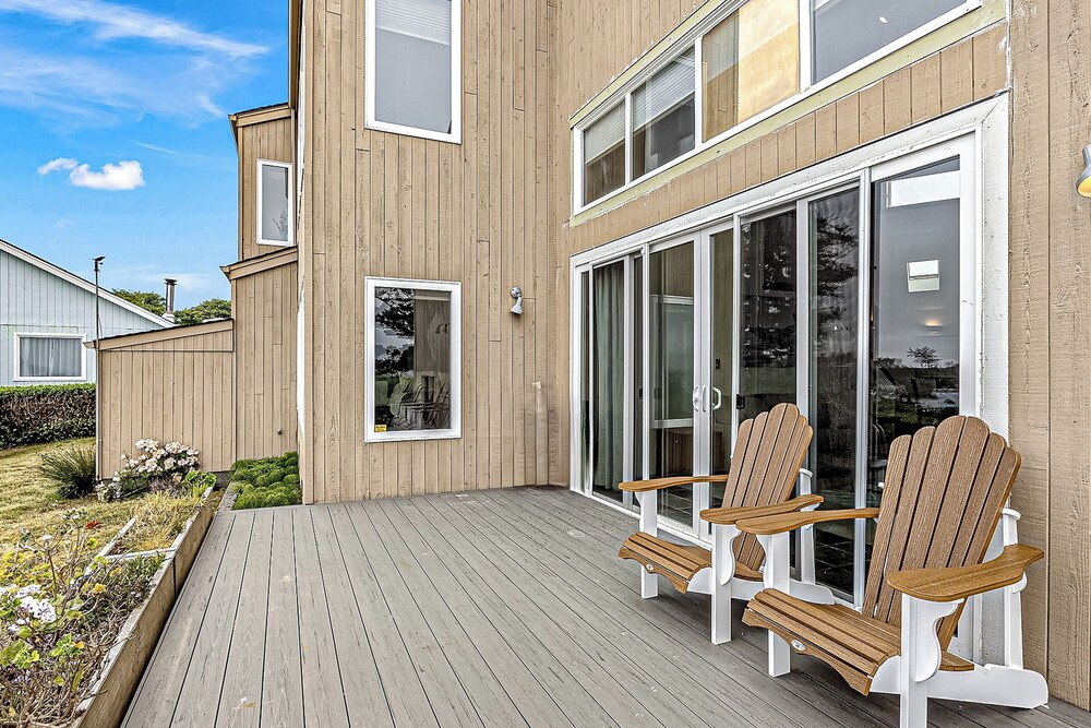 4BR Oceanfront Oasis w/ Patio, Views & Games