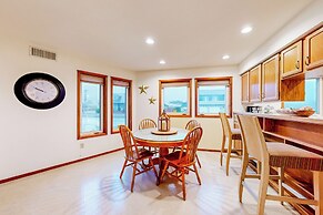 4BR Oceanfront Oasis w/ Patio, Views & Games