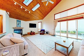 4BR Oceanfront Oasis w/ Patio, Views & Games