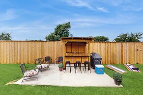 Pool & Outdoor Bar! Spacious Getaway in Sachse