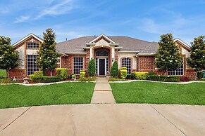 Pool & Outdoor Bar! Spacious Getaway in Sachse