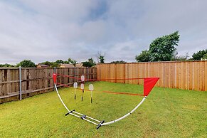Pool & Outdoor Bar! Spacious Getaway in Sachse
