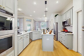 Pool & Outdoor Bar! Spacious Getaway in Sachse