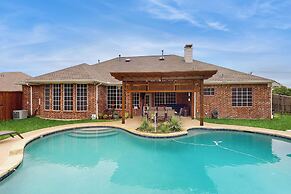 Pool & Outdoor Bar! Spacious Getaway in Sachse