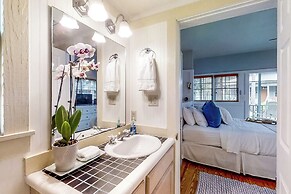 Vanilla Cottage on 30-acre Preserve!