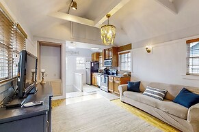 Vanilla Cottage on 30-acre Preserve!