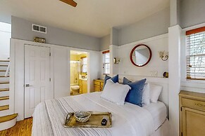 Vanilla Cottage on 30-acre Preserve!