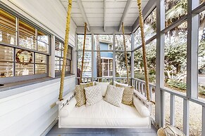 Vanilla Cottage on 30-acre Preserve!