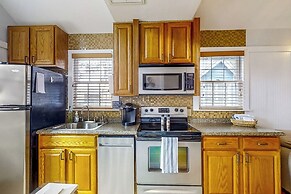 Vanilla Cottage on 30-acre Preserve!