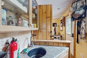 1 BR Tiny House, Window AC, Bbq, Fire Pit, W & D