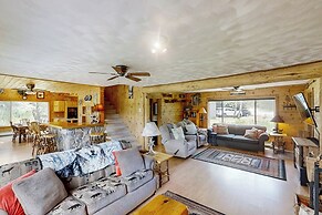 Lakefront Home W & Dock & Kayaks