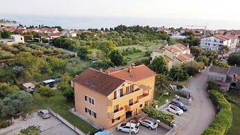 Apartment With Terrace and Garden Access