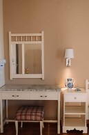 Lorraine's Cottage Style Studios