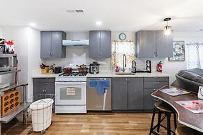 Fresh 2BR Duplex Pets Welcome
