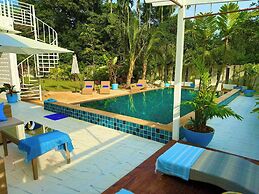 Beautiful Villa Between Jungle