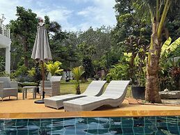 Beautiful Villa Between Jungle
