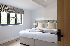 House Annexe Sleeps 18 Heated Pool