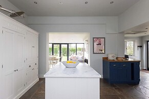 House Annexe Sleeps 18 Heated Pool