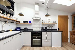 House Annexe Sleeps 18 Heated Pool