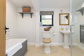 House Annexe Sleeps 18 Heated Pool