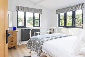 House Annexe Sleeps 18 Heated Pool