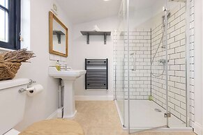 House Annexe Sleeps 18 Heated Pool