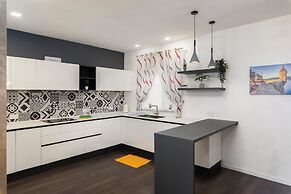 Luxury 3BR APT with Terrace & Views