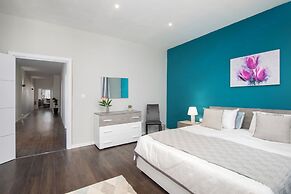 Luxury 3BR APT with Terrace & Views