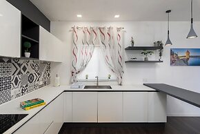 Luxury 3BR APT with Terrace & Views
