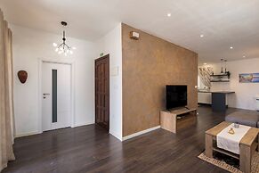 Luxury 3BR APT with Terrace & Views