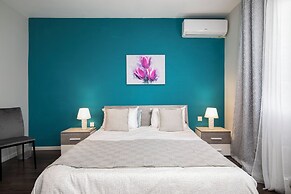 Luxury 3BR APT with Terrace & Views