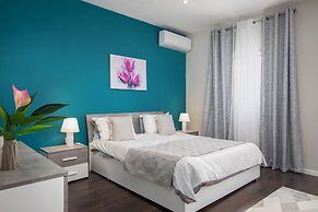Luxury 3BR APT with Terrace & Views