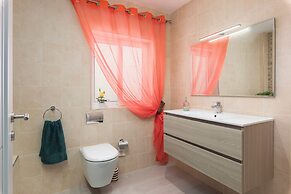 Luxury 3BR APT with Terrace & Views