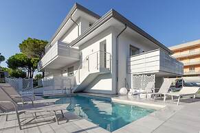 Trendy Flat With Shared Pool and Terrace