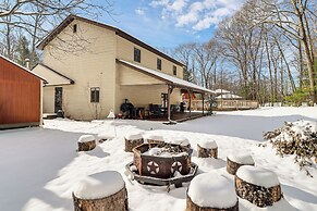 4 Mi to Camelback! Group-friendly Poconos Cabin