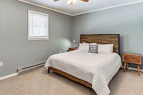 4 Mi to Camelback! Group-friendly Poconos Cabin