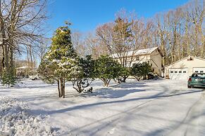 4 Mi to Camelback! Group-friendly Poconos Cabin