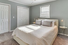 4 Mi to Camelback! Group-friendly Poconos Cabin