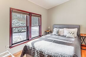 4 Mi to Camelback! Group-friendly Poconos Cabin