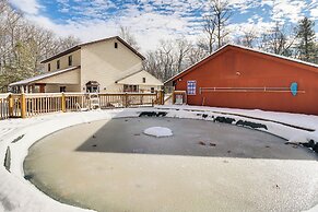 4 Mi to Camelback! Group-friendly Poconos Cabin