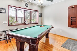 4 Mi to Camelback! Group-friendly Poconos Cabin