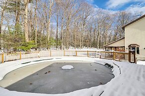 4 Mi to Camelback! Group-friendly Poconos Cabin